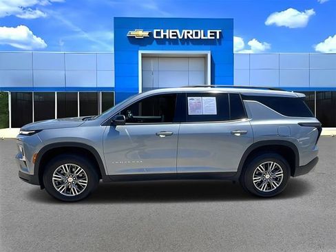 Used 2025 Chevrolet Traverse LT AWD/4WD image 6