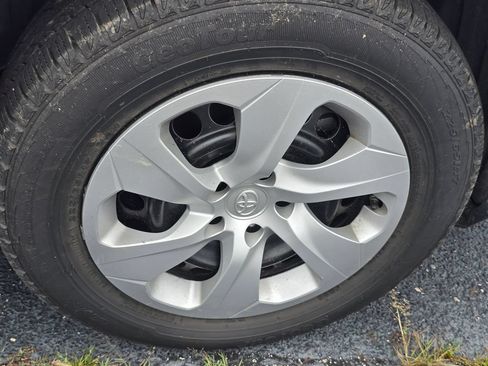 Used 2024 Toyota RAV4 LE AWD/4WD image 19