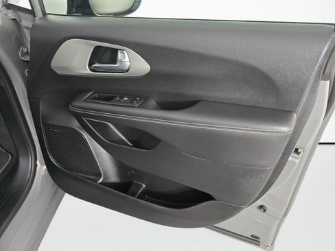Used 2023 Chrysler Pacifica Limited w/ Uconnect Theater Family Group FWD image 43