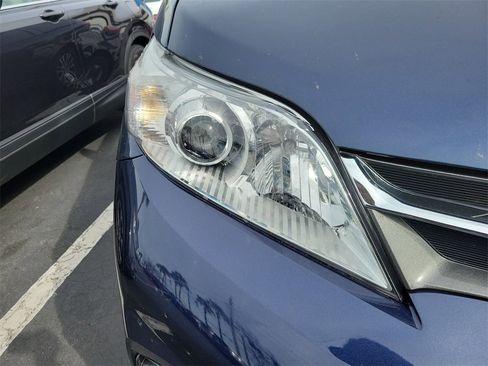 Used 2019 Toyota Sienna XLE image 10