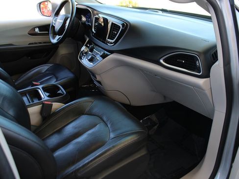 Used 2017 Chrysler Pacifica Premium image 34