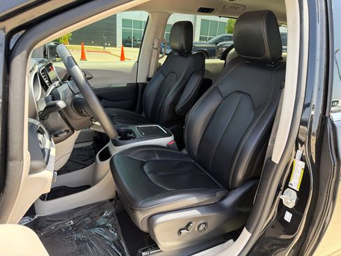 Used 2023 Chrysler Pacifica Touring-L FWD image 13