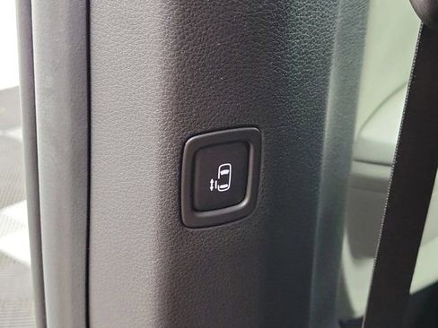 Used 2024 Kia Carnival LX FWD image 18