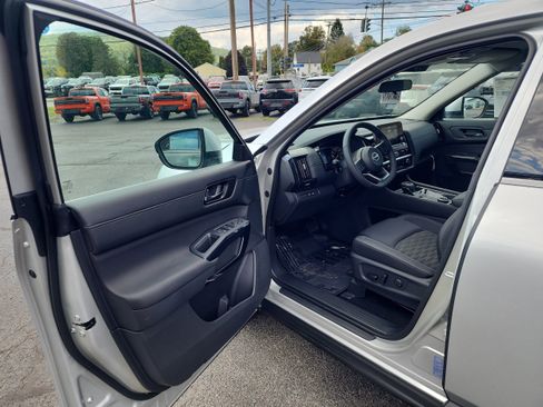 New 2025 Nissan Pathfinder SV w/ Black Appearance Package image 10