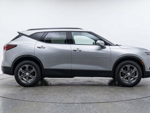 Used 2025 Chevrolet Blazer LT FWD image 11