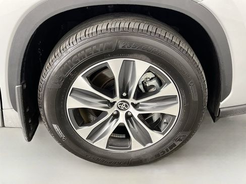 Used 2025 Toyota Highlander XLE FWD image 39