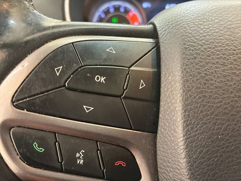 Used 2019 Jeep Cherokee Limited AWD/4WD image 18