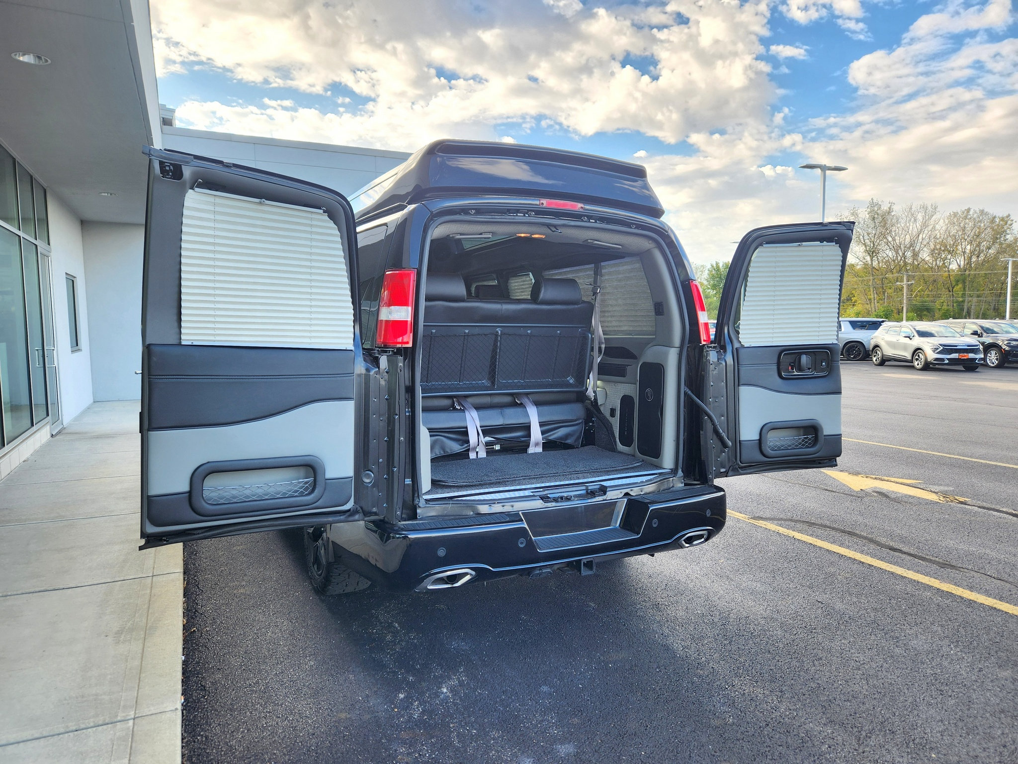 Used 2023 Chevrolet Express 2500 RWD image 33