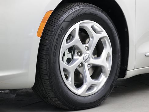 Used 2021 Chrysler Pacifica Limited w/ Uconnect Theater Family Group FWD image 11