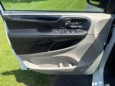 Used 2019 Dodge Grand Caravan SXT FWD image 11