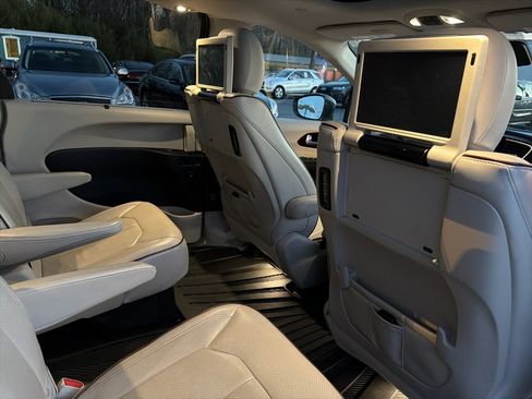 Used 2017 Chrysler Pacifica Limited w/ UConnect Theater Package image 20