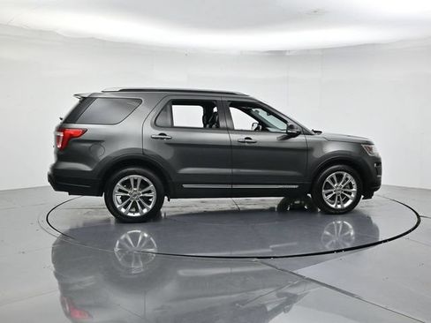 Used 2018 Ford Explorer XLT w/ Equipment Group 202A FWD image 2
