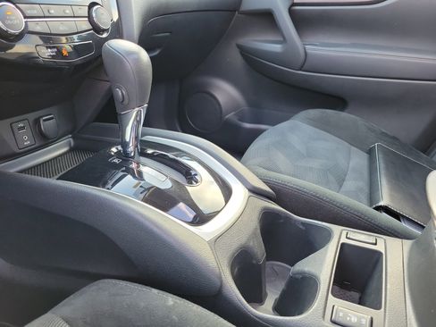 Used 2016 Nissan Rogue SV w/ SV Premium Package image 30