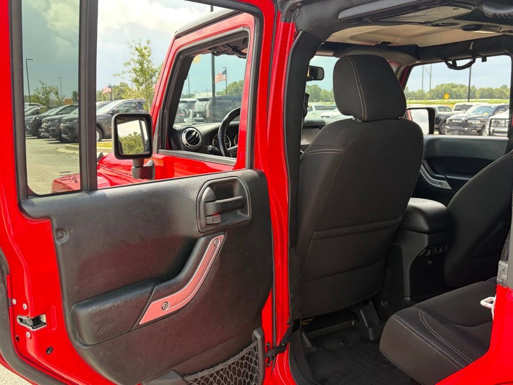 Used 2018 Jeep Wrangler Unlimited Sahara w/ Connectivity Group AWD/4WD image 38
