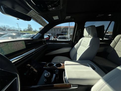 Used 2025 Cadillac Escalade Premium Luxury Platinum image 11