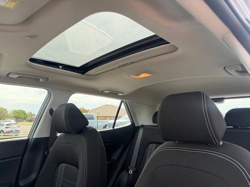Used 2024 Hyundai Venue SEL FWD image 28