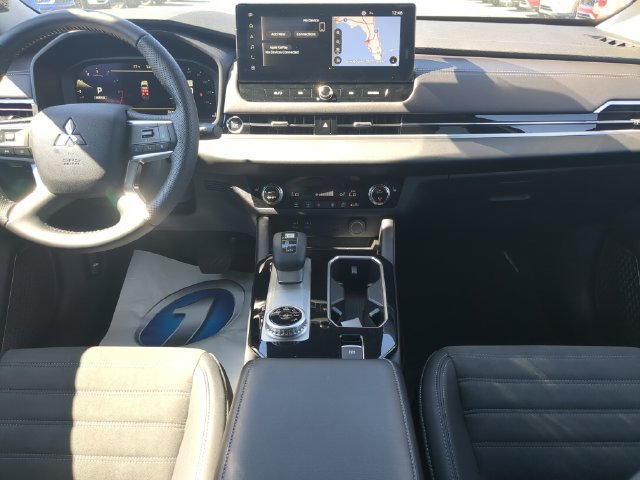 Used 2025 Mitsubishi Outlander SE FWD image 18