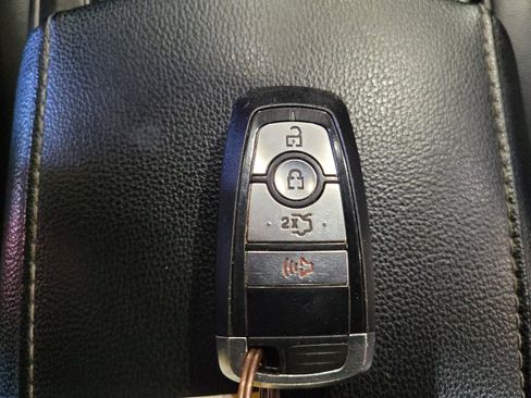 Used 2017 Ford Fusion SE w/ Equipment Group 201A FWD image 32