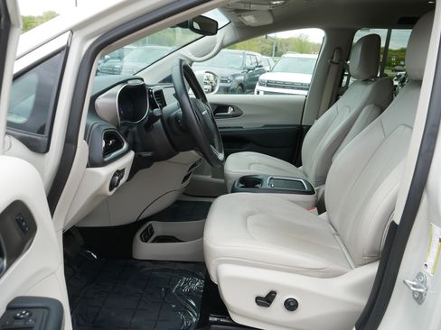 Used 2021 Chrysler Pacifica Touring-L w/ Premium & Safety Sphere Group FWD image 12