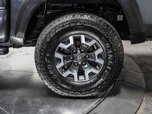 Certified 2020 Toyota Tacoma TRD Off-Road w/ Technology Package AWD/4WD image 10