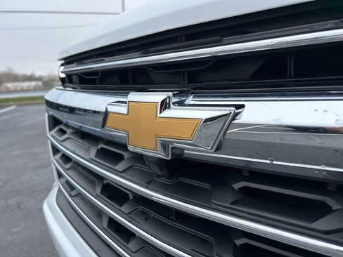 Used 2025 Chevrolet Traverse LT w/ Sun and Wheel Package AWD/4WD image 10