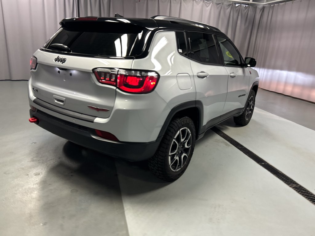 Used 2025 Jeep Compass Trailhawk AWD/4WD image 7