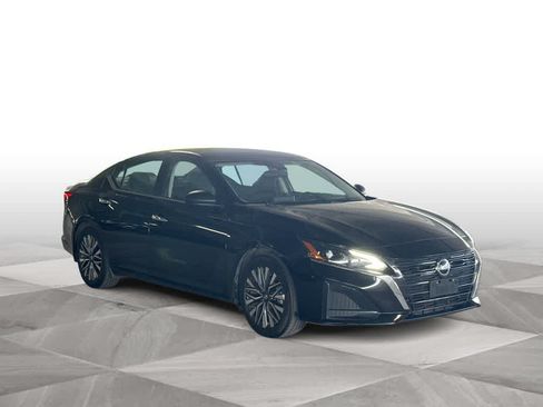 Used 2024 Nissan Altima 2.5 SV FWD image 2