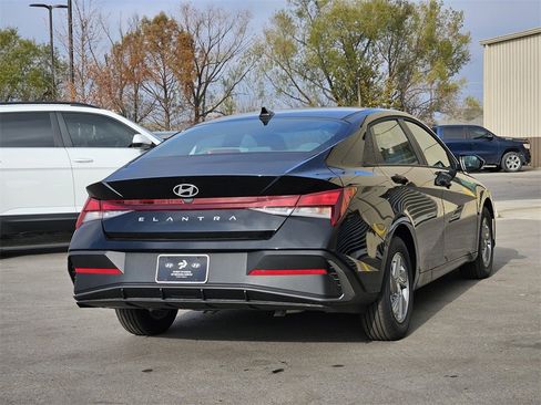 New 2025 Hyundai Elantra SE image 7