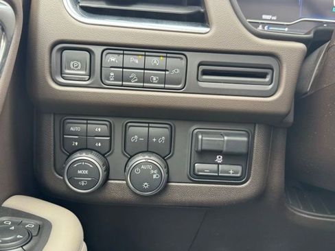 Used 2022 Chevrolet Tahoe Z71 w/ Z71 Off-Road Package AWD/4WD image 34