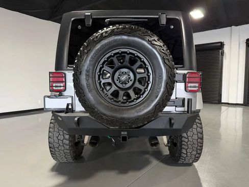 Used 2014 Jeep Wrangler Unlimited Sahara w/ Connectivity Group AWD/4WD image 5
