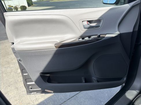 Used 2017 Toyota Sienna XLE FWD image 22
