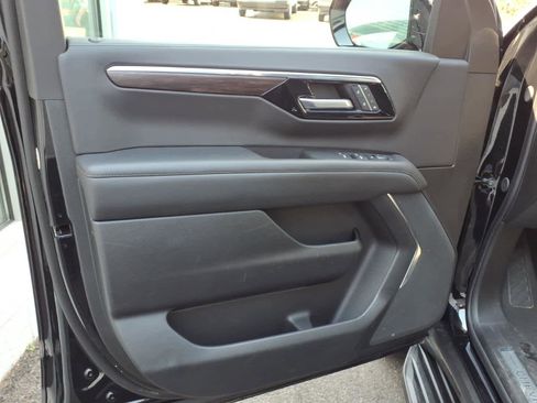 Used 2025 Chevrolet Suburban LT AWD/4WD image 10