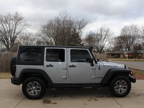 Used 2016 Jeep Wrangler Unlimited Rubicon w/ Connectivity Group image 10