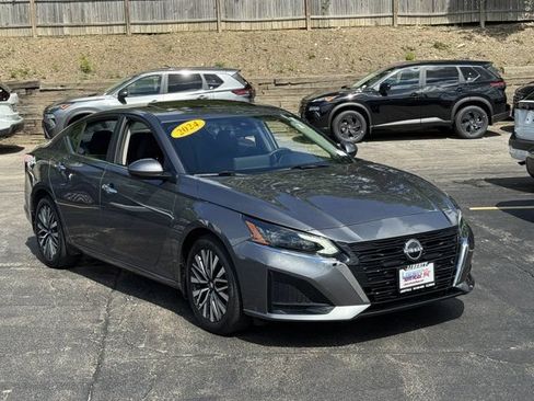 Used 2024 Nissan Altima 2.5 SV w/ SV Premium Package FWD image 4