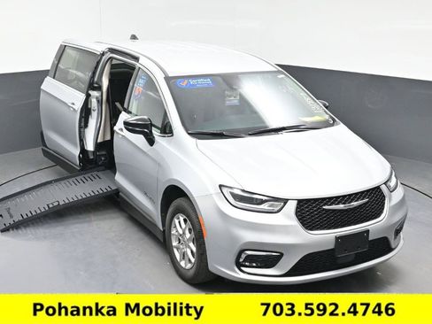 Used 2024 Chrysler Pacifica Touring-L FWD image 13