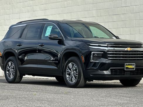 Used 2024 Chevrolet Traverse LT image 2