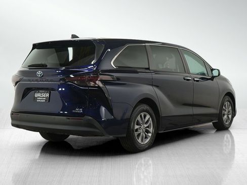 Used 2023 Toyota Sienna XLE FWD image 5