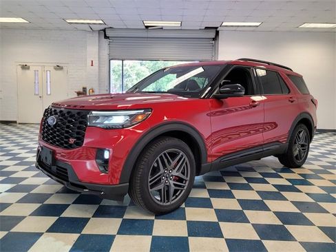 Used 2025 Ford Explorer ST image 4