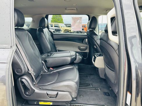 Used 2025 Kia Carnival FWD image 28