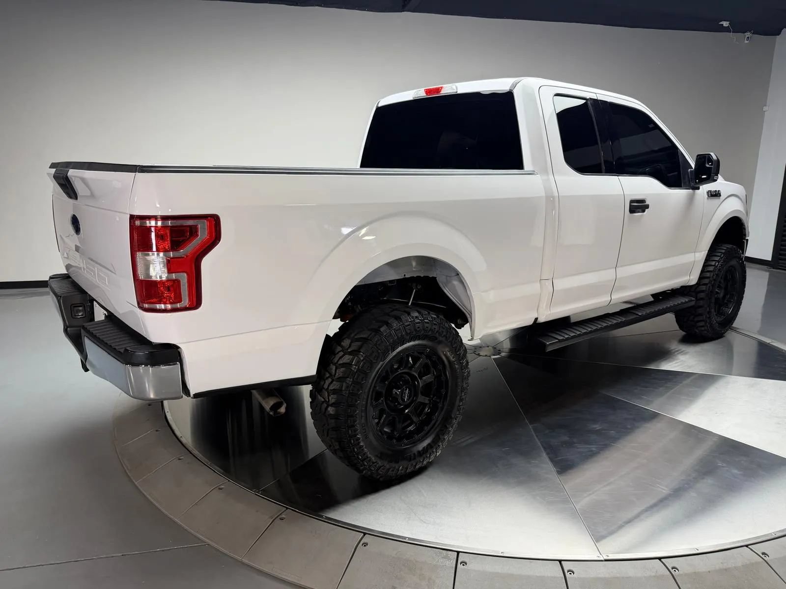 Used 2018 Ford F150 XLT w/ Equipment Group 301A Mid RWD image 2