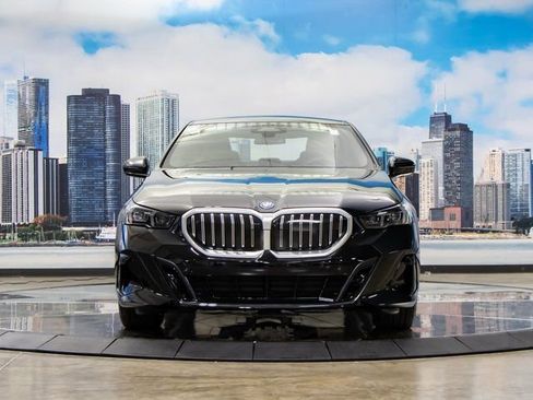 Used 2026 BMW 550e xDrive w/ Premium Package image 3