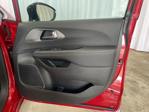 New 2026 Chrysler Pacifica Select image 33