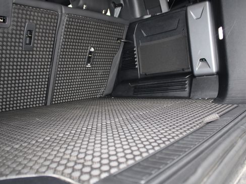 Used 2024 Land Rover Defender 110 S image 57