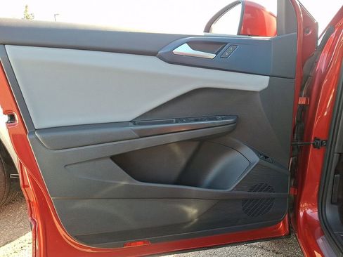 Used 2022 Volkswagen Taos SE w/ Panoramic Sunroof Package image 12