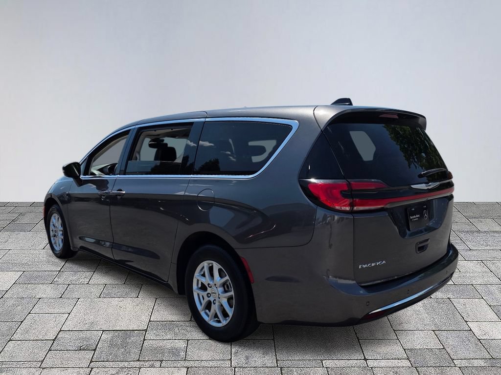 Used 2023 Chrysler Pacifica Touring-L FWD image 5