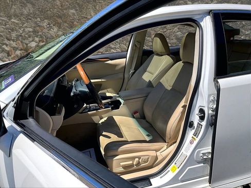 Used 2015 Lexus ES 300h w/ Navigation System Package FWD image 23