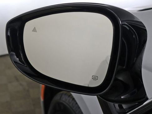 Used 2024 Chrysler Pacifica Touring-L image 33