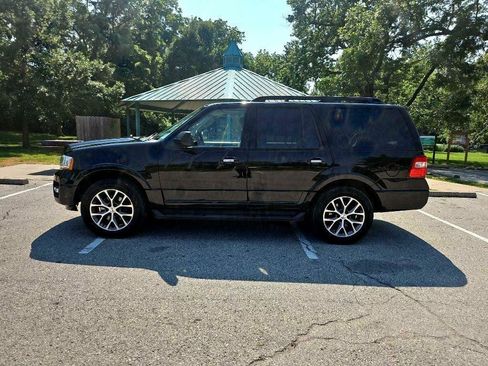 Used 2017 Ford Expedition XLT w/ Equipment Group 202A AWD/4WD image 8