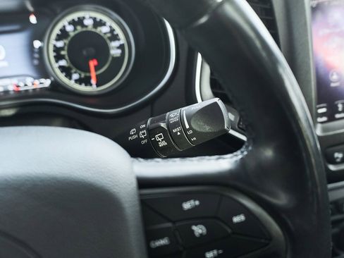 Used 2019 Jeep Cherokee Trailhawk image 40