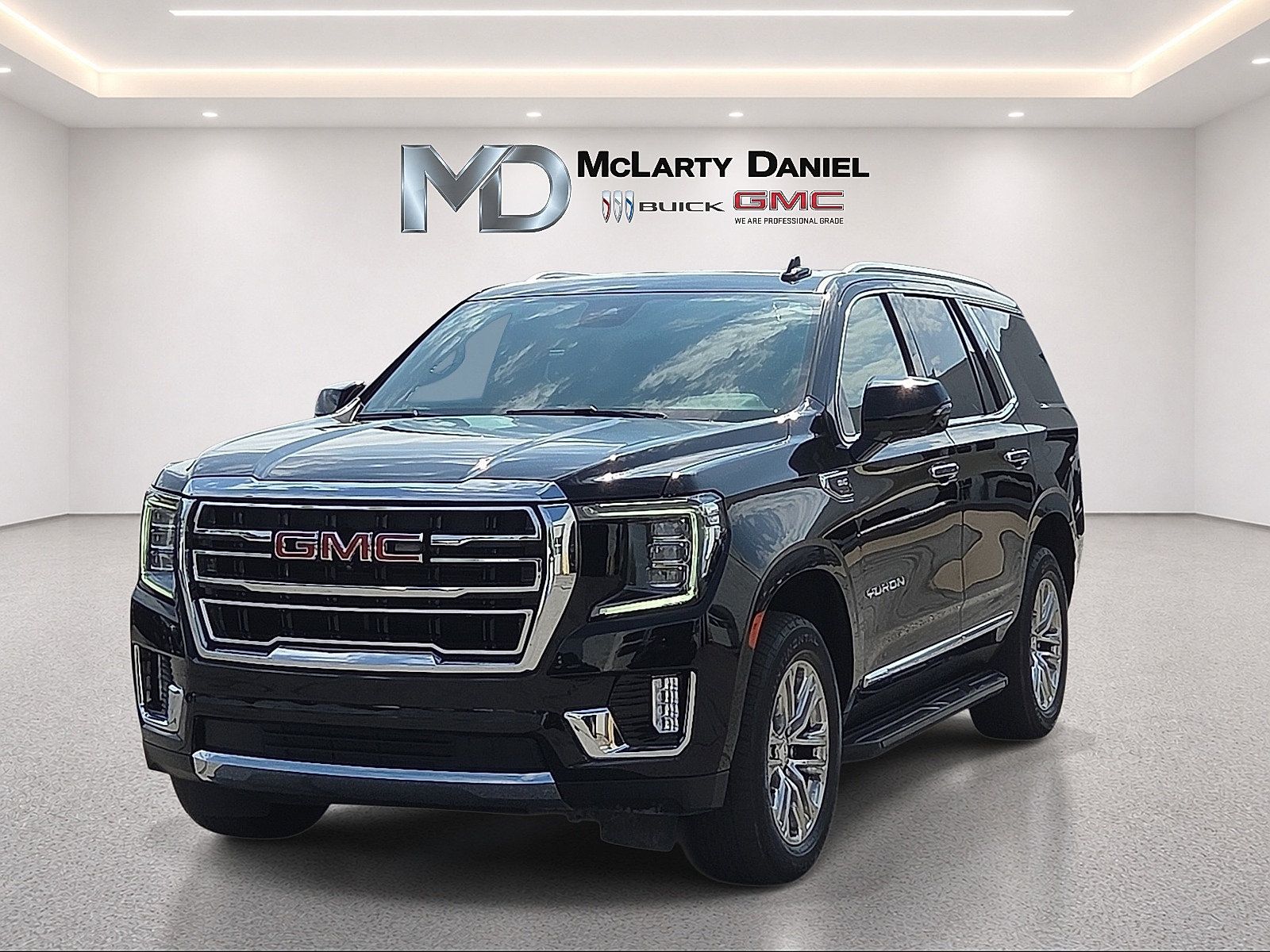Used 2023 GMC Yukon SLT w/ SLT Luxury Package AWD/4WD image 3